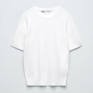 Stickad t-shirt - Stickad t-shirt från Zara. Bra skick.