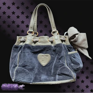 JUICY COUTURE VINTAGE VÄSKA - Vintage Juicy Axelväska med jättefint band. Har rhinestone detaljer, några saknas men annars bra skick. Väldigt mycket utrymme och fickor, den är en otroligt vin vintage väska💗 Priset är diskuterbart, Skriv för defekter 