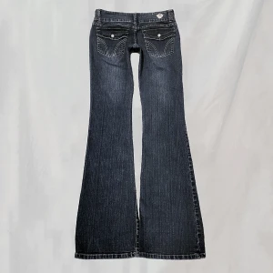 Jeans - Midja:76 innerben: 88 Bootcutjeans med detaljerade bakfickor. Storlek "12", uppskattar passa kring en 38 (använd mått). Stora på mig så håller upp. Lite vikta vid linningen men går att få till i tvätt. Överlag som nya i skicket!!🤍
