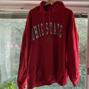 Hoodie  - Ohio state collage hoodie. Den är i bra skick!!  köptes second hand för ett tag sedan men har tyvärr inte kommit till användning 🫶🏻