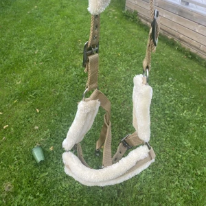 Grimma till pony💕 - Jätte fin grimma. Säljes då jag slutat rida och passade inte hästen jag red💕 så endast testad storlek pony. Finns fler bilder så det är bara att höra av sig!