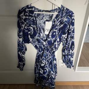 Säljer min blåvita klänning från zara i storlek xs som tyvärr inte kommit till användning!! Den är helt oanvänd med lappen kvar💙💙ordinarie pris 399 men säljer för 249, pris kan diskuteras🌟
