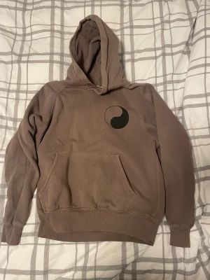 Our legacy workshop hoodie  - Storlek:44 med najs passform, som ni ser på sista bilden har den ett litet hål vid magen. Tröjan var missfärgad vid produktion så den är lite röd/brun men svårt att märka. Skriv ifall ni har fler frågor