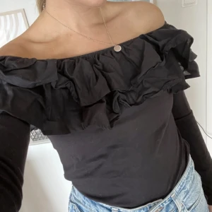 Svart topp från H&M  - Jättefin svart topp från H&M, Storlek 36. Fint skick! 