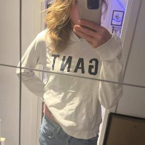 Vit gant hoodie som är i storlek 16 år, skulle själv säga att de är runt xs/s💗skriv för fler bilder