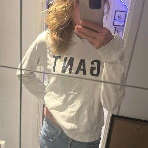 Gant hoodie - Vit gant hoodie som är i storlek 16 år, skulle själv säga att de är runt xs/s💗skriv för fler bilder