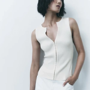 Top från Zara - Intressekoll på denna top från Zara. Lappar finns kvar, alltså aldrig använd🩷