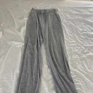 Jättefina gråa juicy byxor❤️ - Dessa är för stora så jag säljer dem, jättebra skick o är jättesköna!😍jag kan byta mot ett par lilla juicy byxor❤️❤️skriv för fler bilder❤️ köpte för 1200kr💗