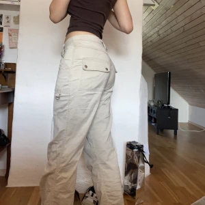 Beiga cargobyxor - Köpta på humana. I gott skick! Är 176 o de räcker till fötterna på mig