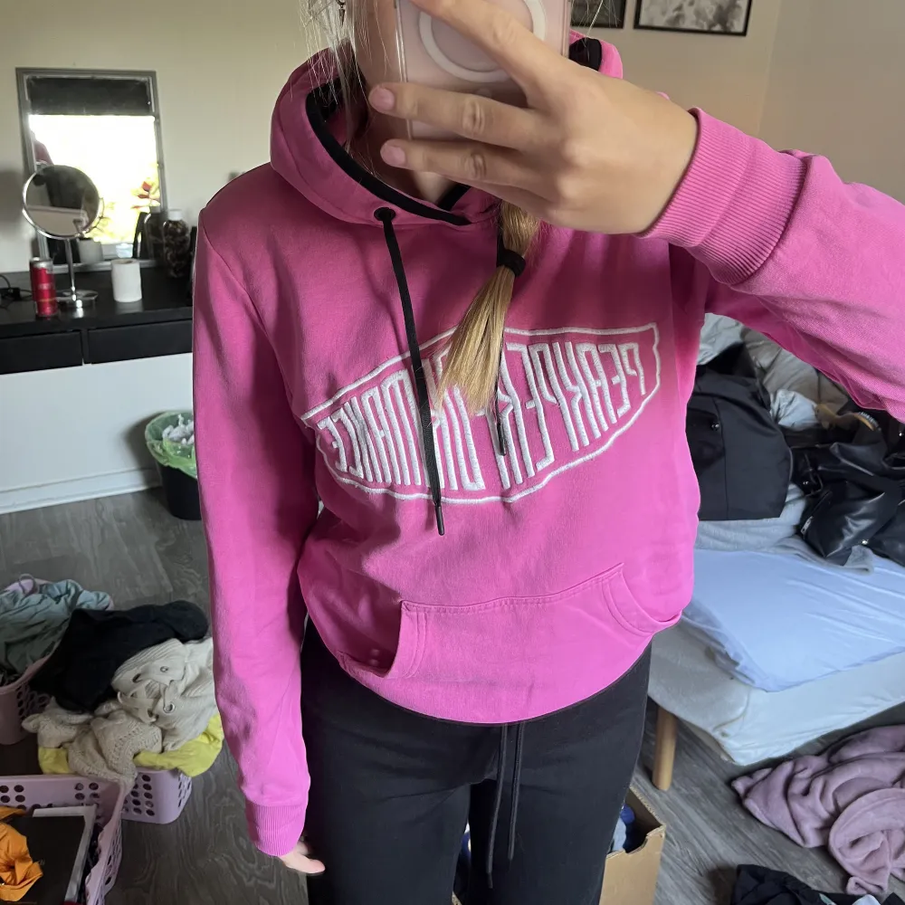 Rosa peak performance hoodie, använd nån gång så inga fel på. Strl S men liten i storleken. 150 plus frakt . Hupparit & Collegepaidat.