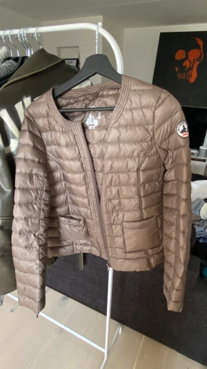 Jotti jacka  - Så snygg jotti jacka. Köptes i vintras på Jackie för 1900kr och säljer nu då jag använt den på tok för lite. Färgen framkommer inte helt på bild men är så fin och unik i verkligheten!! Den är i st M men skulle nog säga att den passar en s/xs bättre