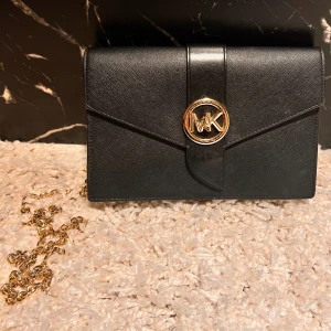 michael kors crossbody väska  - Jättefin michael kors väska använd men nästan i nytt skick! Köptes för ca 2500kr men säljer den för 700!
