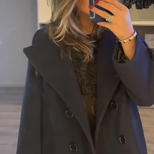 Kappa - Säljer min otroligt fina marinblåa / mörklåa kappa från design by si i Storlek M/L men passar även mindre💗 använd ett par gånger men inga defekter! nypris: 760kr💋 säljer då den inte kommer till användning, några frågor är det bara att komma privat!