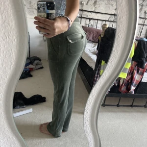 Juicy byxor - säljer nu mina gröna juicy byxor som bara är använda en gång💚 Skriv gärna vid frågor!