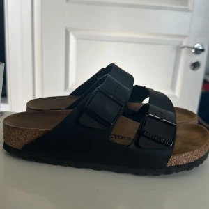 Birkenstocks strl 37 - Helt nya brikenstocks som inte passade när de köpes pågrund av felköp av strl. Aldrig använda finns med låda.
