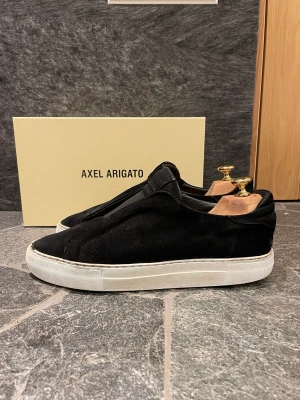 Arigatos laceless - Hej! Säljer nu dessa superfina arigato skor. Skorna är i använt skick 6/10. Storlek 44 men passar 45. Box medföljer 