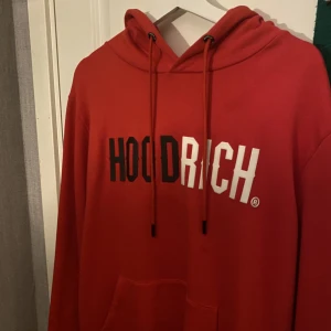 Hoodrich hoodie - Säljer min hoodrich hoodie då jag inte tycker jag passar i den. Använd fåtal gånger. Pris kan diskuteras