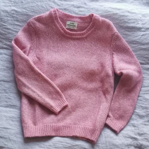 Kraftig ulltröja Mads Nørgaard - Rosa, melerad stickad tröja i ullblandning från danska Mads Nørgaard. Fin kvalitet. Något kortare ärm, 7/8-ärm, och rund halsringning. Storlek medium, längd 65 cm. Tvätt i ullprogram. Använd några få gånger, väl omhändertagen. Nypris ca 2000 kr. 