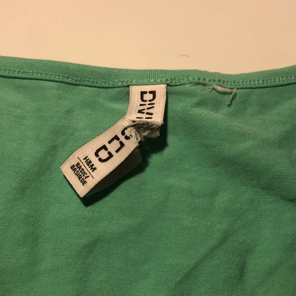Jätte söt grön h&m tröja med fina detaljer vid ärmarna och längst ner på tröjan. Lappen med storleken är bort klippt men skulle tro att det är en s-xs.💗💗 Pris: 20kr. T-shirts.