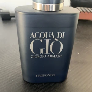 Emporio Armani Acqua Di Gio Profondo - 15 % använd 75 originalpris - 1199 kr. Pris kan diskuteras. 75 ml