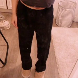 Kostymbyxor  - Fina kostymbyxor! Sparsamt använda då dom är förstora. Inga defekter.  38/regular och sitter snyggt och lite baggy på mig❤️ Ny pris= 599 mitt pris 350 Men pris kan diskuteras vid snabbt köp❤️