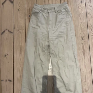 Beiga jeans - Beiga jeans knappt använda 