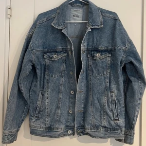 Jeansjacka - Oversize jeansjacka perfekt nu till sensommar/höst. Sjukt snygg å trendig💗💗Den är i xs men fortfarande oversize.