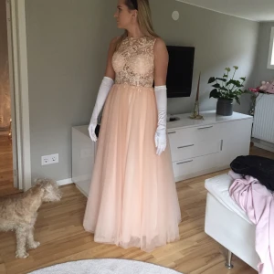 Balklänning  - Säljer nu denna fantastiska balklänning som jag hade på balen detta år. Jag dansade i platta skor och rent längmässigt passa den perfekt, jag är 165 cm för ref. Pris kan diskuteras vid snabb affär!💘