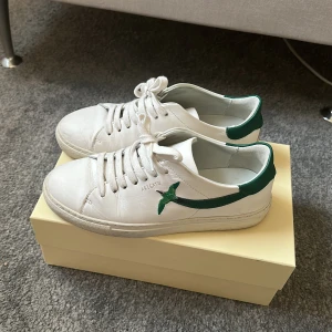 Axel Arigato skor  - Säljer mina jättefina Axel arigato skor! Kostade ungefär 1300 nypris💕Har bara använt de ett fåtal gånger och säljer pågrund av att jag skulle tagit en större storlek! 