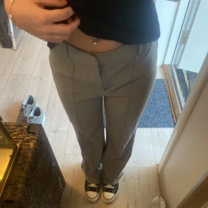 Kostymbyxor  - Säljer mina helt oanvända gråa kostymbyxor från madlady!💕💕💕 Dom är i längden short, storlek 32. Passar någon runt 160. Nypris: 649kr❣️ Köparen står för frakten. 