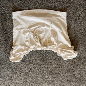 Söt t shirt - Super gullig t shirt säljes Väldigt kort Storlek:xs Knappt använd 20 kr + frakt Bilden har hamnat upp och ned på😇