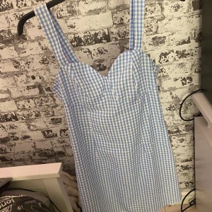 Hm klänning - Super fin klänning ifrån H&M i storlek M. Använd fåtal gånger priset är inte satt.