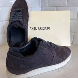 Axel Arigato Platform - Ett par Navy Platform i skicket 8/10. Finns defekt på sulan då dem är slitna utöver de är dem 10/10. Priset kan diskuteras vid smidig affär😊