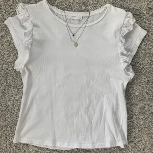 Topp med volangärmar  - Superfin vit topp med volangärmar från Mango 💗 Använd få gånger och helt utan fläckar!