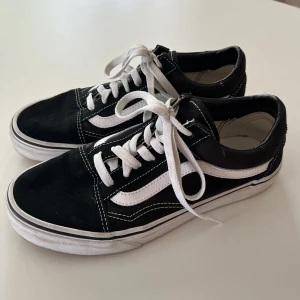 Vans old skool  - Säljer mina Vans Old Skool som har använts alldeles för lite. De är i väldigt bra skick förutom ytterst små ”jack” på sidorna av skon. Inget man lägger märke till och går säkert att laga enkelt