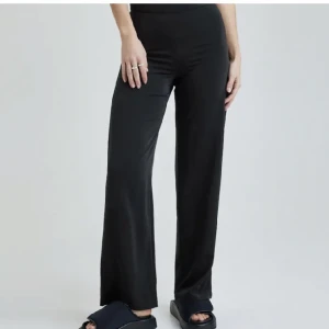 Svarta byxor bikbok - Svarta byxor från bikbok i modellen Andrine, strl.34. Använda en gång✨