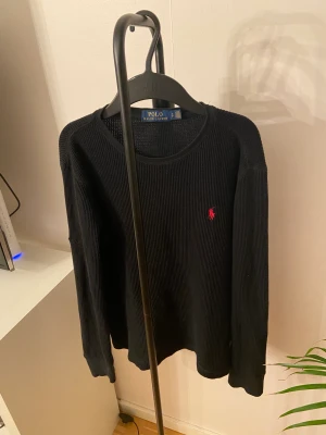 Polo tröja - En sjukt snygg polo tröja, har inte några somhelst defekter förutom den lilla ihoppsydda delen som du kan se på bild två (det syns inte i verkligeheten).  Säljer då den är för liten. 