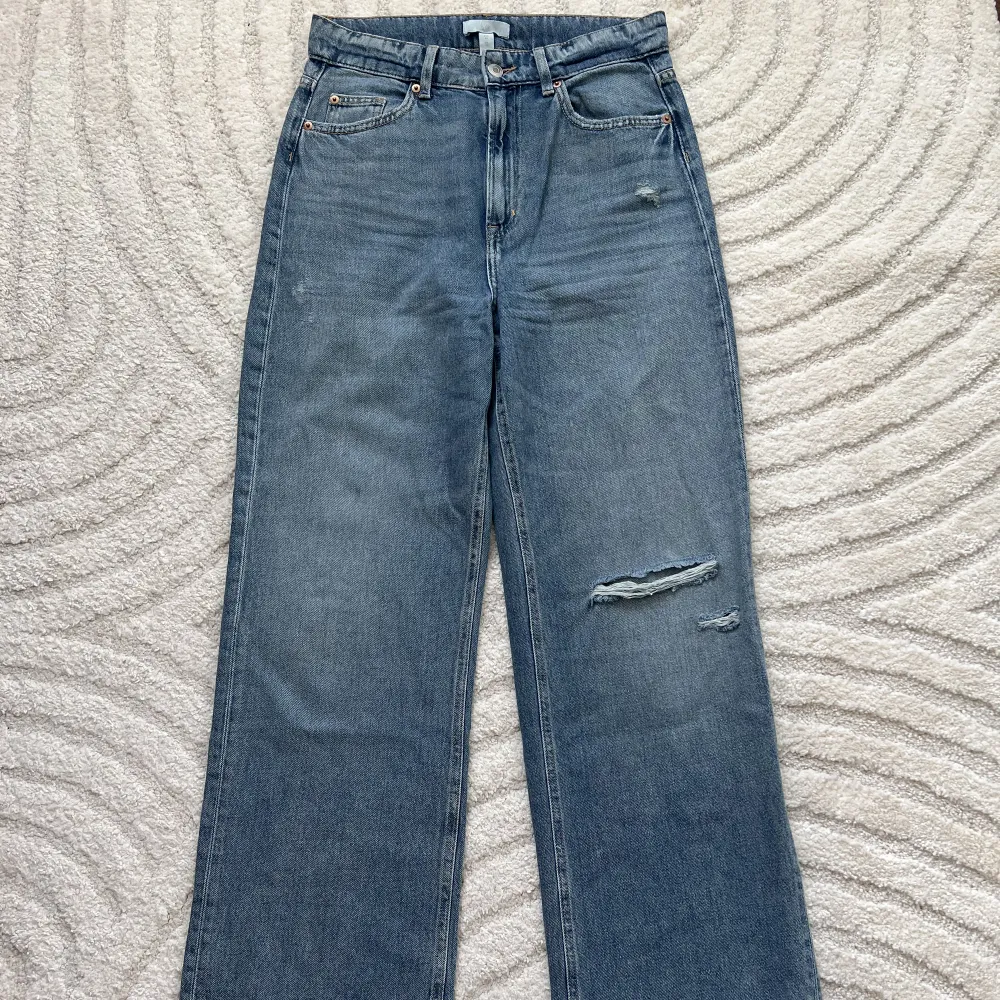 Högmidjade långa jeans med lite slitningar, från hm. Strl. 40 men skulle säga att de mer är som en 38. Fint skick och väldigt sköna! ☺️. Jeans & Byxor.