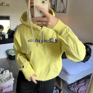 Champion hoodie - Pastellgul champion hoodie, den är lite kortare modell, knappt använd så fint skick. Strl S, 90kr plus frakt 