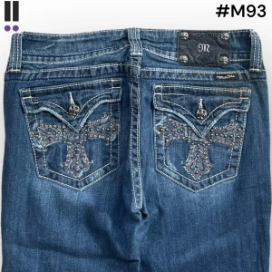 M93 lågmidjade bootcut missme jeans  - MissMe jeans i model Boot 💜 Tag 30W 💜Midja (rakt över) 39cm 💜 Innerben 81cm 💜 Ytterben 107cm 💜 Benöppning 17cm 💜 fläckar 💜Våra mått blir W=30, L=31 💜 Men jämför alltid måtten💜