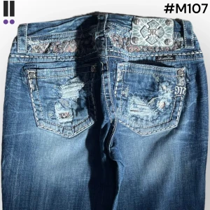 M107 lågmidjade bootcut missme jeans  - MissMe jeans i model Easy boot 💜 Tag 28W 💜Midja (rakt över) 35cm 💜 Innerben 78cm 💜 Ytterben 105cm 💜 Benöppning 23cm 💜  💜Våra mått blir W=27, L=30 💜 Men jämför alltid måtten💜