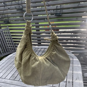 Rymlig väska  - Får plats m det mesta, går ungefär till höften