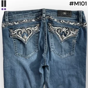 M101 lågmidjade bootcut missme jeans  - MissMe jeans i model Boot 💜 Tag 34W 💜Midja (rakt över) 45cm 💜 Innerben 75cm 💜 Ytterben 101cm 💜 Benöppning 25cm 💜 Saknar diamanter, uppsydda 💜Våra mått blir W=35, L=29 💜 Men jämför alltid måtten💜