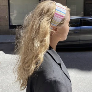 Hårband från djerf avenue - Säljer detta hårband från djerf avenue som jag aldrig använt, bara testat! Nypris 399