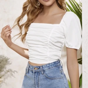 Vit topp - Vitt topp med snörning i ryggen. Jättefin men tyvärr blivit för liten för mig. Storlek S🤍