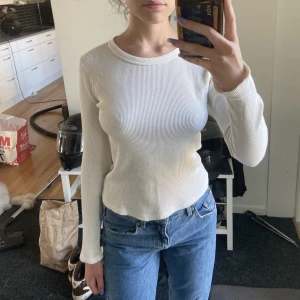 brandy melville tröja - en långärmad krämvit tröja från brandy som är ”våfflad”! Använd fåtal gånger och är i bra skick:) Kolla gärna min profil för mer brandy osv 💓