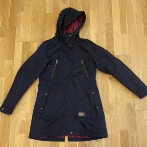 Vår/Höst Jacka  - Är på jättebra skick, färgen är svart utanför och rött inuti som jag själv tycker är super coolt! Jackan är underbar för både våren och hösten, super skön att ha på sig