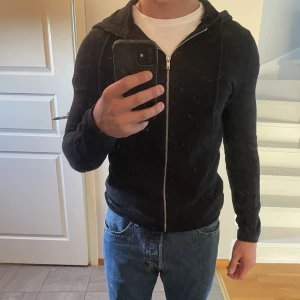 Jack & Jones zip tröja - Säljer denna schyssta zip tröjan då den har blivit för liten. Storlek XS men passar som S. Väldigt bra skick då den är sparsamt använd.