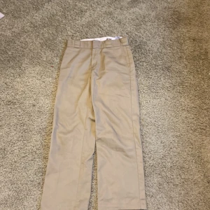 Dickies 874  - Säljer ett par beiga Dickies 874 då de inte kommer till användning längre. De har storlek W28 L30 och är extremt snygga. De är i sitt lite högmidjade men själv så viker jag ned de för att få med av en ”low waist” look. 