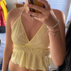 Blus med öppen rygg  - Säljer denna perfekta blusen då jag inte gillar hur den sitter på min kropp. Den är i helt perfekt skick, men från Shein så därav det låga priset!💘💘